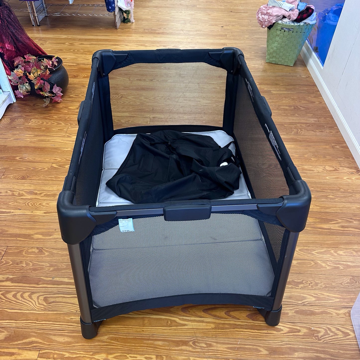 4 Moms Breeze Baby Playpen "Dosen't Ship" Local Pickup Only
