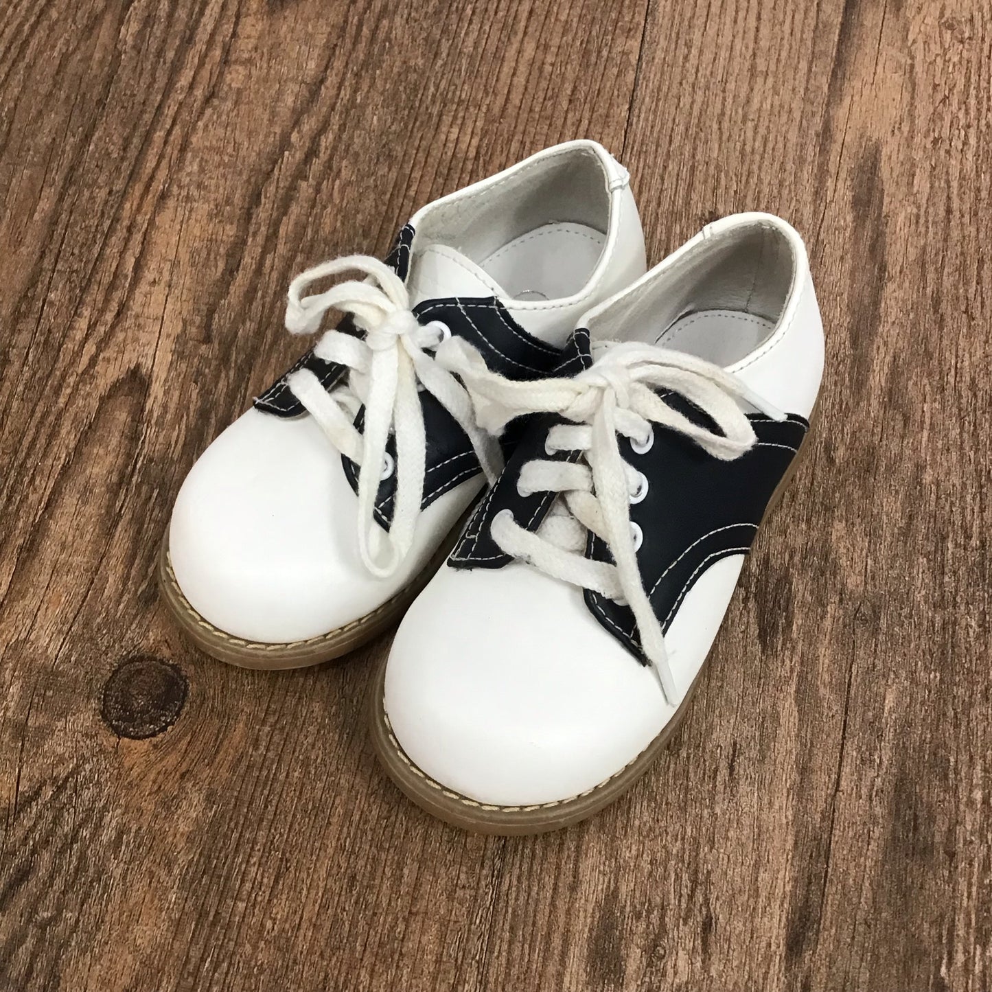 Willits Size 6.5c White & Navy Dress Shoes