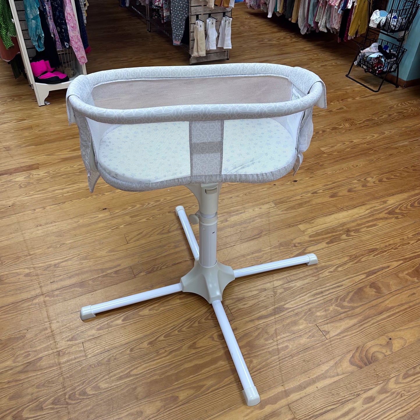 BassiNest Swivel Halo Bassinet "Doesnt Ship" Local Pickup Only