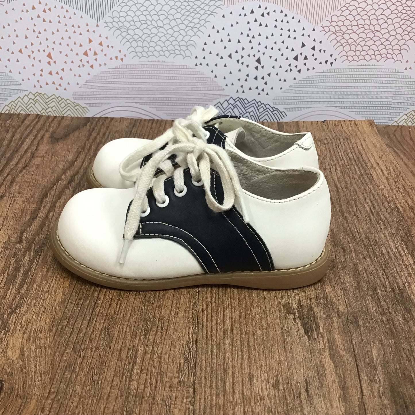 Willits Size 6.5c White & Navy Dress Shoes