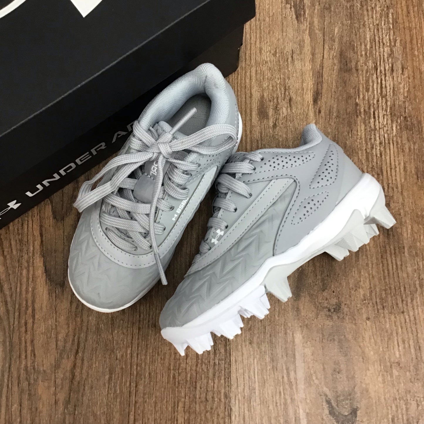 NEW Under Armour Size 8c Kids Baseball Cleats