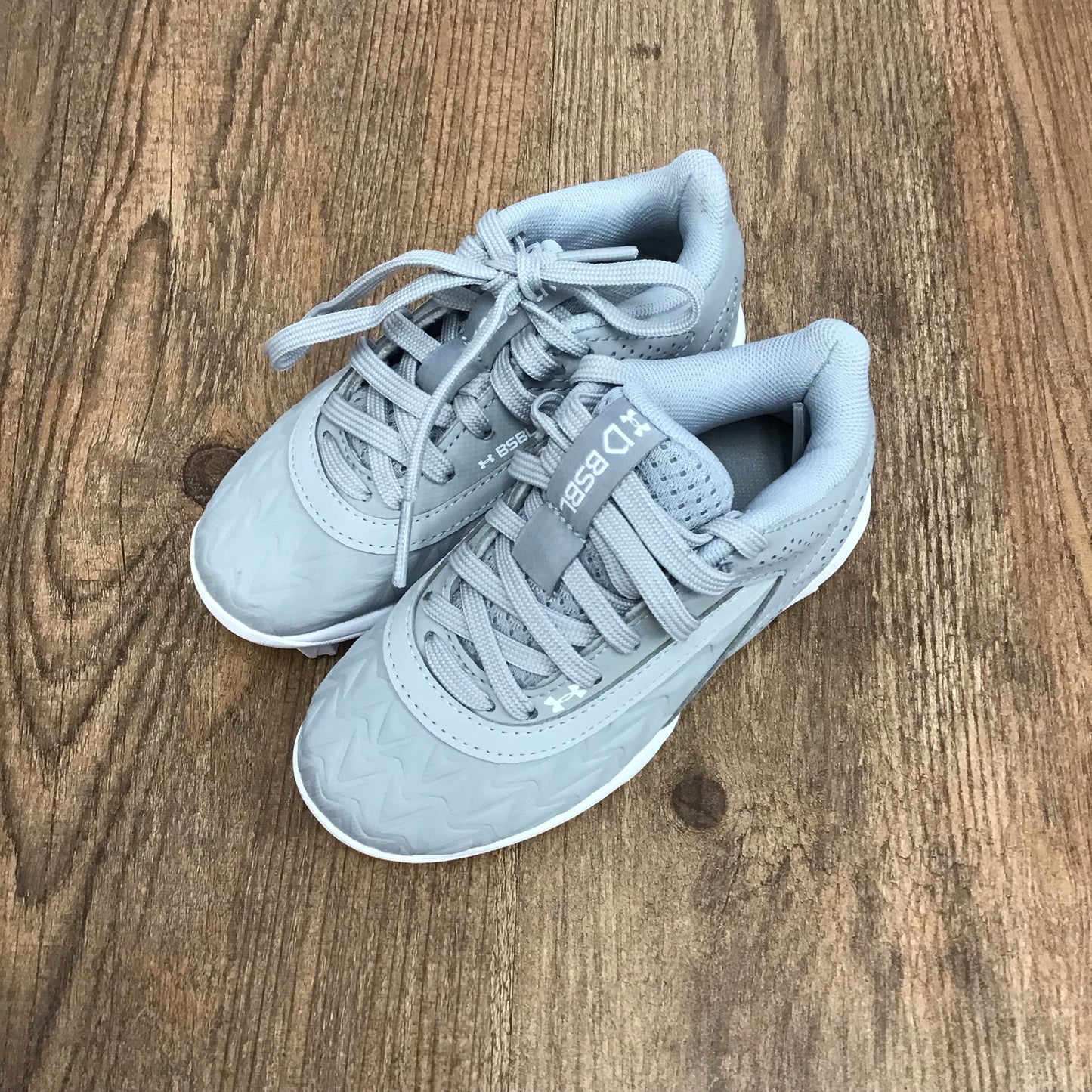 NEW Under Armour Size 8c Kids Baseball Cleats