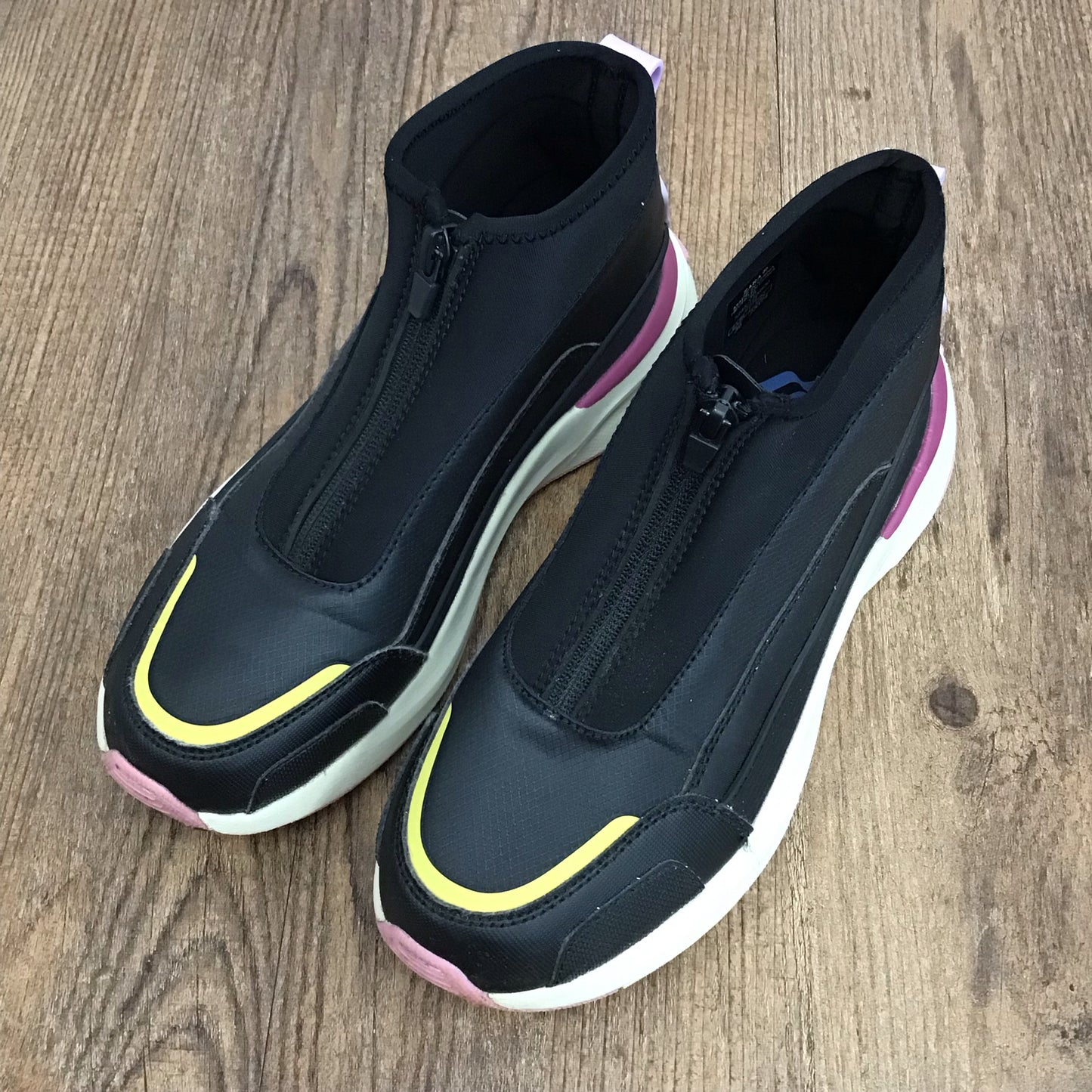 Zara Size 4 Youth Athletic Shoes