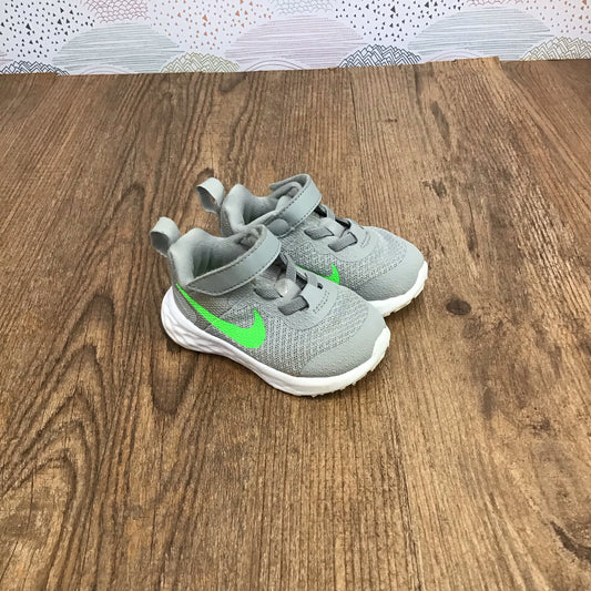 Size 4 Nike Athletic Shoes
