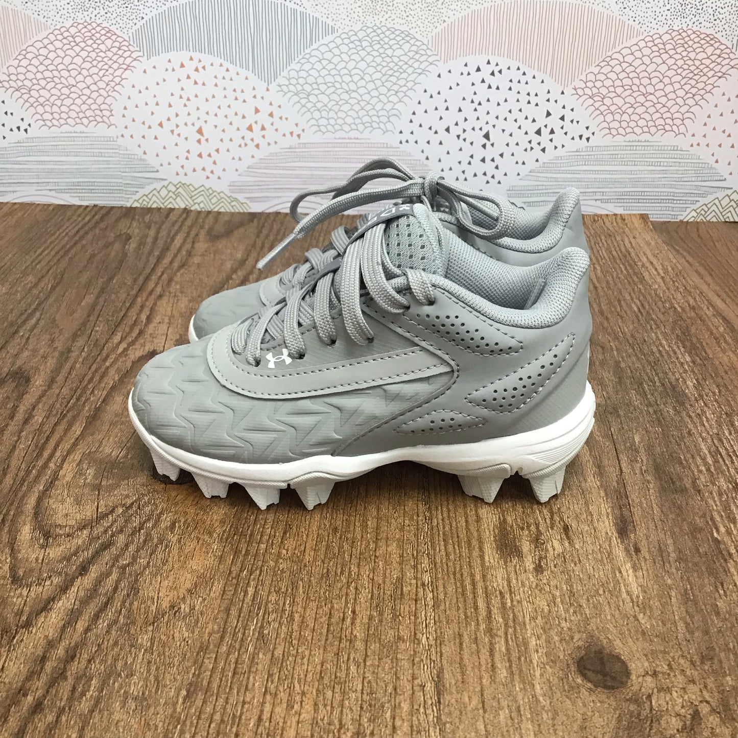 NEW Under Armour Size 8c Kids Baseball Cleats